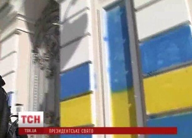 Паркан будинку Порошенка розмалювали в синьо-жовтий колір