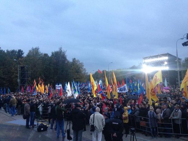 В Москве на митинге под флагами "ДНР" и "ЛНР" скорбили по погибшим на Донбассе