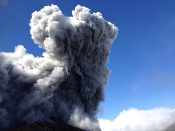 Внезапное извержение вулкана в Японии: опубликованы фото и видео
