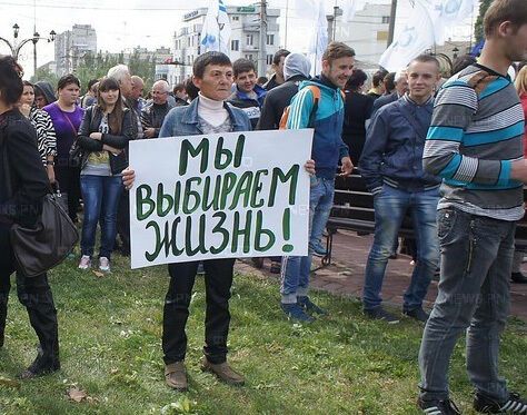 В Николаеве малоизвестная партия согнала подростков и пенсионеров на митинг "За мир"