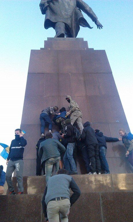 В Харькове сносят памятник Ленину. Прямая трансляция