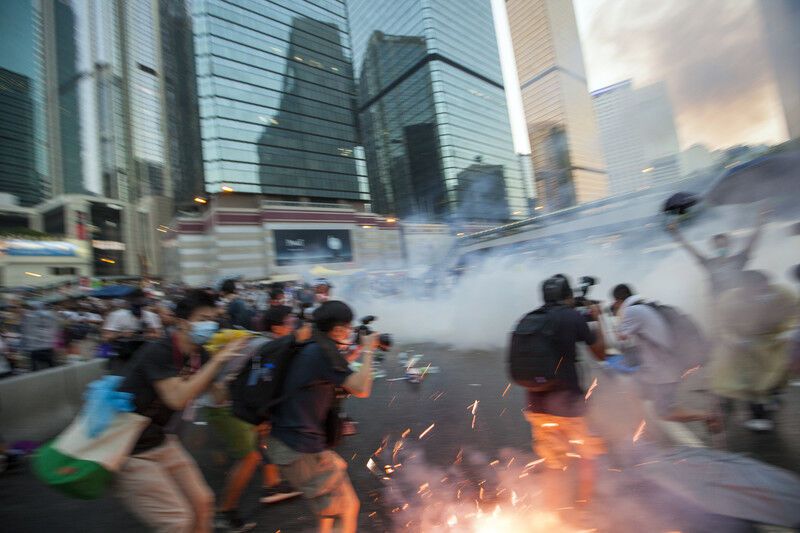 В Гонконге полиция дубинками и слезоточивым газом пыталась разогнать местный "Майдан"