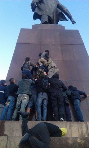 В Харькове сносят памятник Ленину. Прямая трансляция