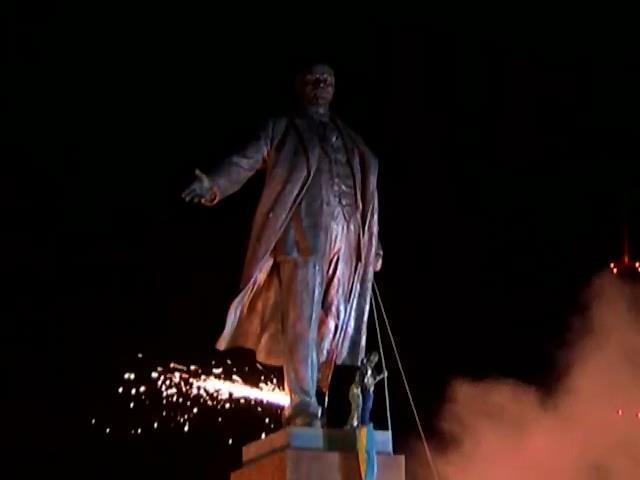Опубликованы фото и видео сноса памятника Ленину в Харькове