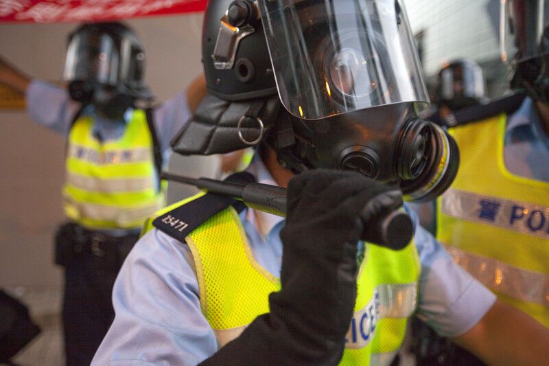 В Гонконге полиция дубинками и слезоточивым газом пыталась разогнать местный "Майдан"
