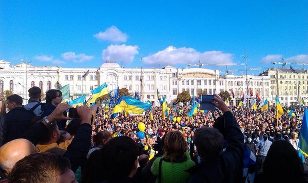 В Харькове собрался многочисленный митинг в поддержку единой Украины