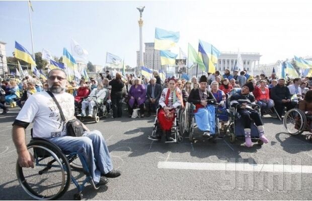 В Киеве сотни людей с инвалидностью на Марше мира призвали раненых военных не падать духом 