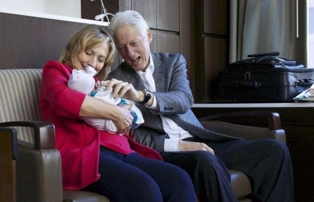 Билл и Хиллари Клинтон выложили в сети первые фото своей единственной внучки