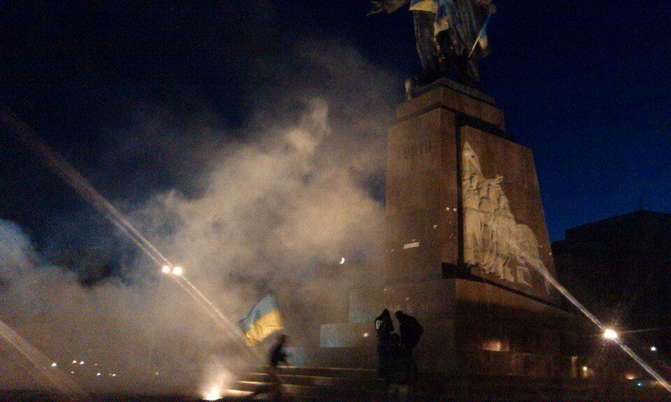 В Харькове сносят памятник Ленину. Прямая трансляция