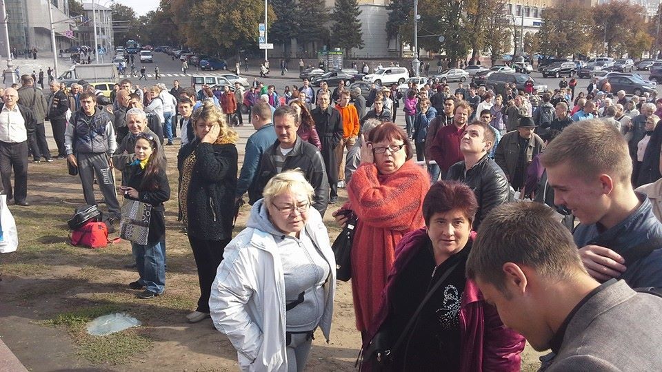 В Харькове пенсионеры-коммунисты "устроили плач" у постамента поваленного Ленина