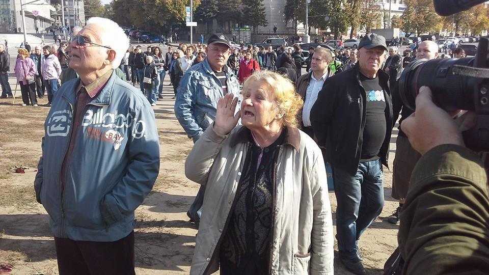 В Харькове пенсионеры-коммунисты "устроили плач" у постамента поваленного Ленина