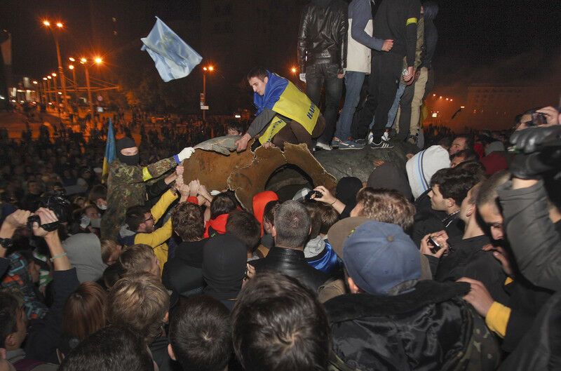 Появились новые фото сноса памятника Ленину в Харькове