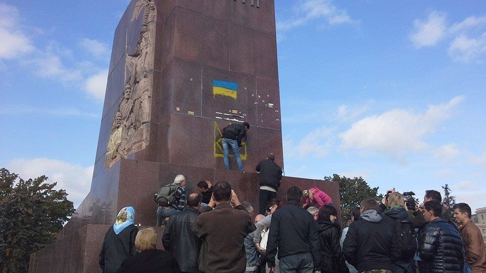 В Харькове пенсионеры-коммунисты "устроили плач" у постамента поваленного Ленина