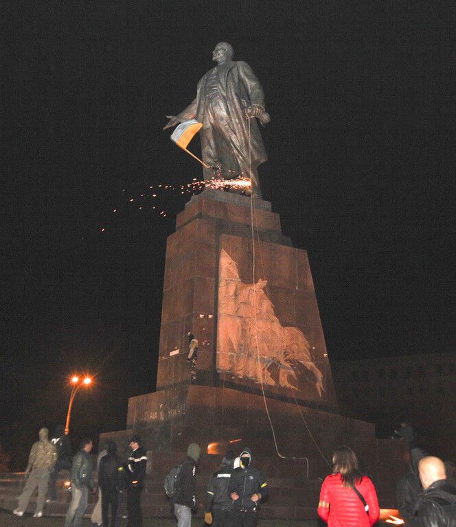 Появились новые фото сноса памятника Ленину в Харькове