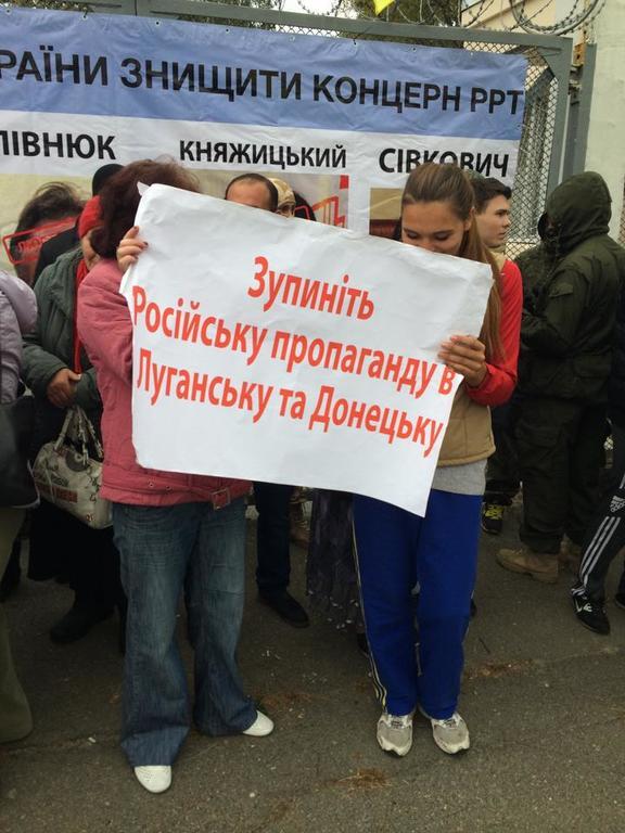 Около тысячи неизвестных пытаются захватить Концерн РРТ в Киеве