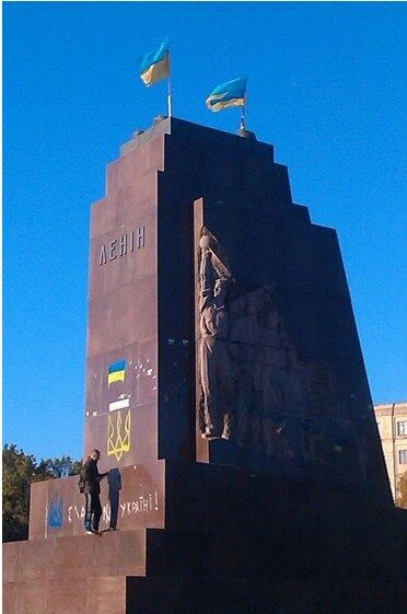 Харьковчане с утра поспешили убедиться, что памятника Ленину таки нет