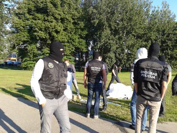 В Риге появились ДНРовцы: размахивают флагами и просят денег