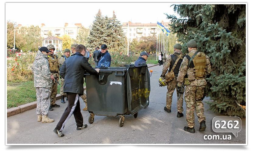 В Славянске активисты захватили зал исполкома, на улице стоят мусорные баки для депутатов