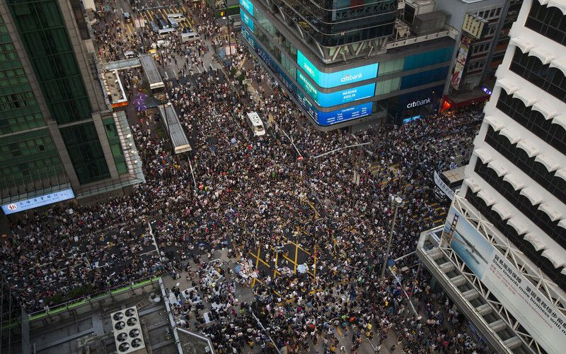 На гонконгском "Майдане" ранили более полсотни протестующих
