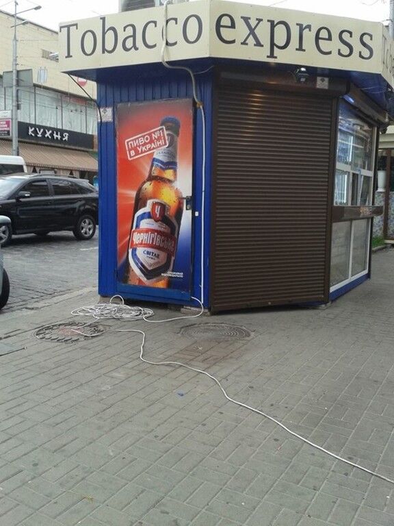У центрі Києва "економний" власник кіоску простягнув електрокабель по проїжджій частині