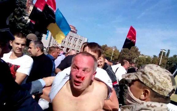 В Одессе перед ОГА избили Шуфрича и сняли драку на видео: с окровавленным лицом он хотел убежать