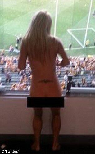 Сексуальная модель разделась догола на стадионе во время матча