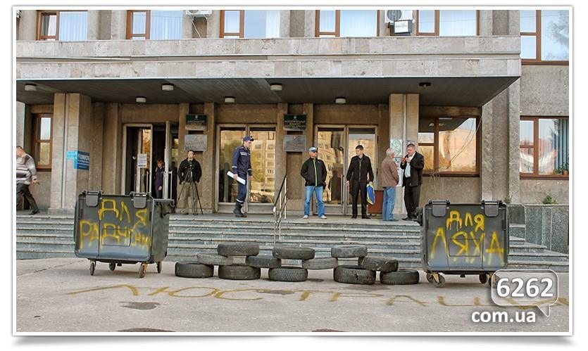 У Слов'янську активісти захопили зал виконкому, на вулиці стоять сміттєві баки для депутатів