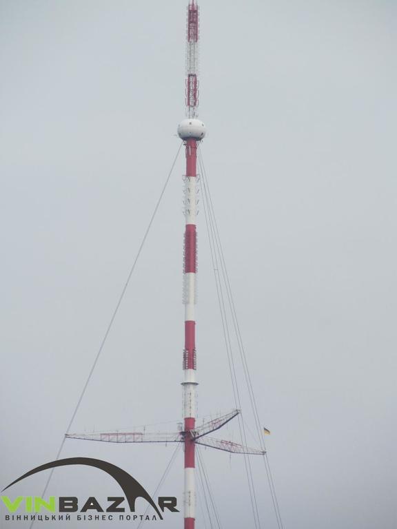 На 354-метровій вінницькій телевежі з'явився український прапор