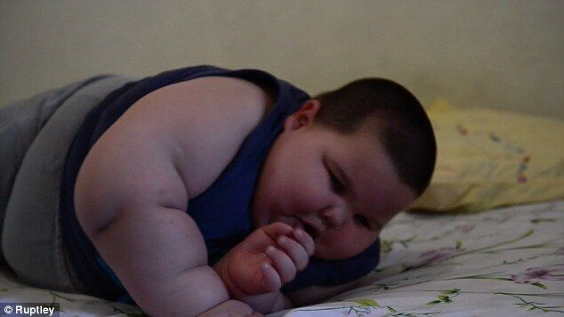 Трехлетий малыш, который постоянно хочет есть, поправился до 70 кг