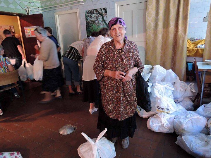 "Шахтер" раздает гуманитарную помощь жителям Донецка