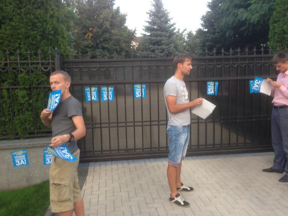 Активисты побывали возле дома Левочкина и оставили там ему "послания"