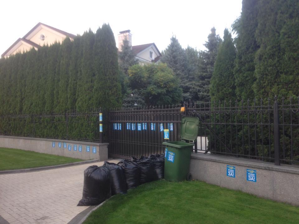 Активисты побывали возле дома Левочкина и оставили там ему "послания"