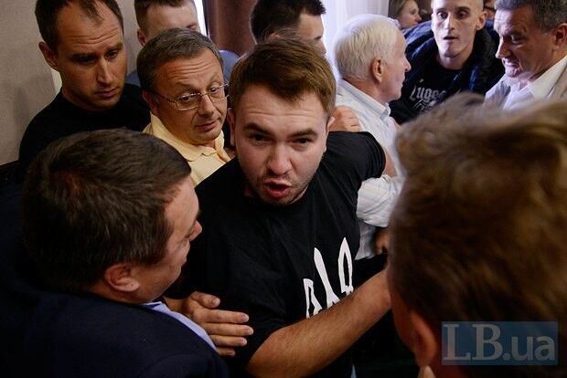 Потасовка в Киевраде: депутат-"радикал" пытался побить Кличко