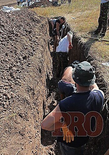 Жители Бердянска начали рыть окопы вокруг города