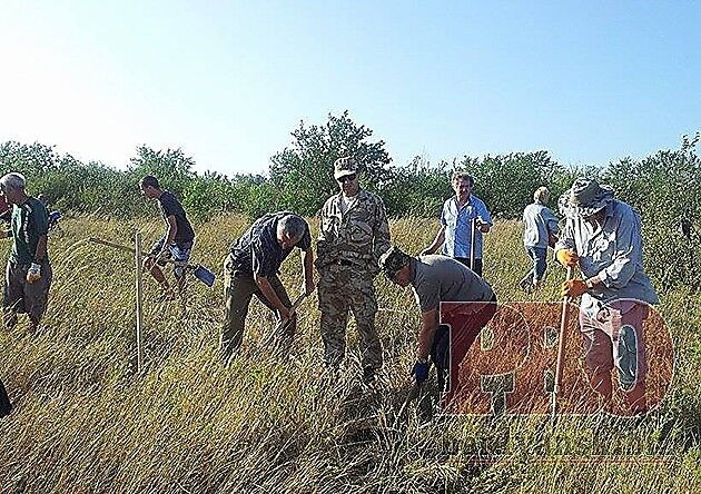 Жители Бердянска начали рыть окопы вокруг города