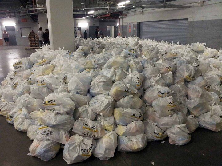 "Шахтер" раздает гуманитарную помощь жителям Донецка