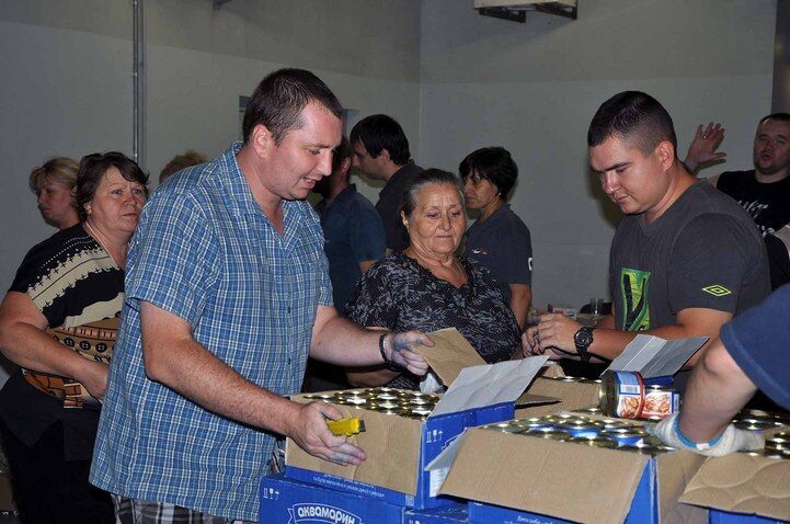 "Шахтер" раздает гуманитарную помощь жителям Донецка