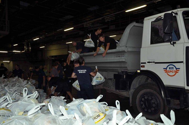 "Шахтер" раздает гуманитарную помощь жителям Донецка