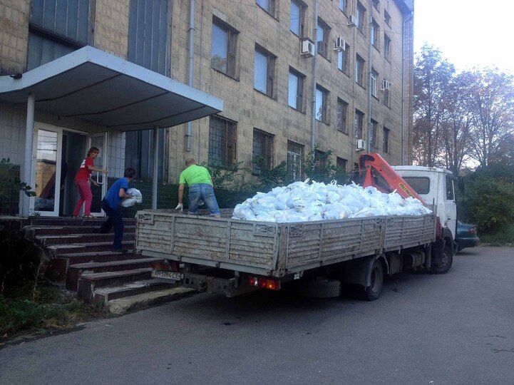 "Шахтер" раздает гуманитарную помощь жителям Донецка