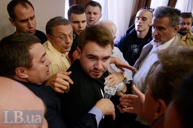 Потасовка в Киевраде: депутат-"радикал" пытался побить Кличко