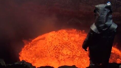 Экстремалы забрались в пылающее жерло вулкана