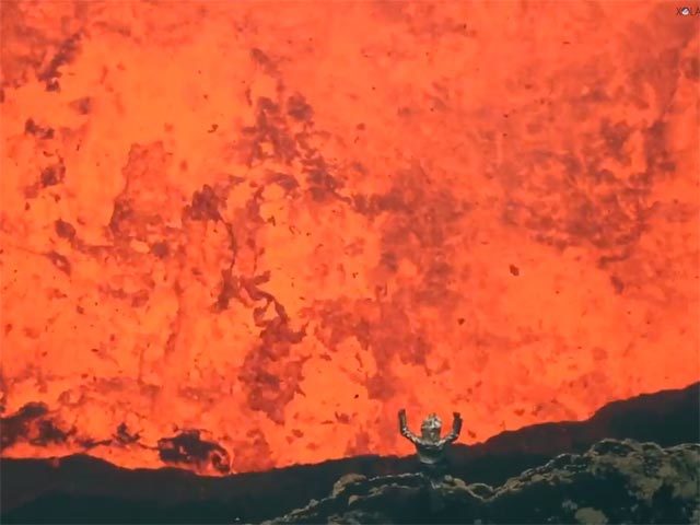 Экстремалы забрались в пылающее жерло вулкана