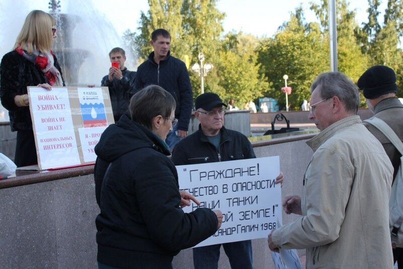 Жители Томска протестовали против войны на Донбассе: хватит кошмарить Украину!