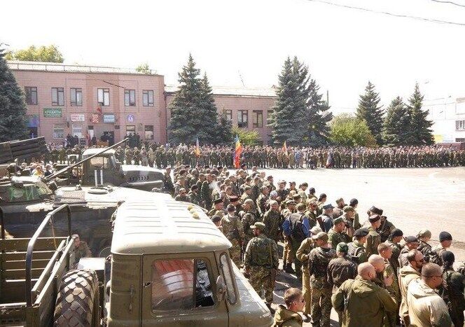 На Луганщине террористам устроили публичную присягу: был даже священник