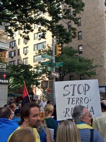 В Нью-Йорке митинговали против вторжения РФ в Украину и пели хит о Путине