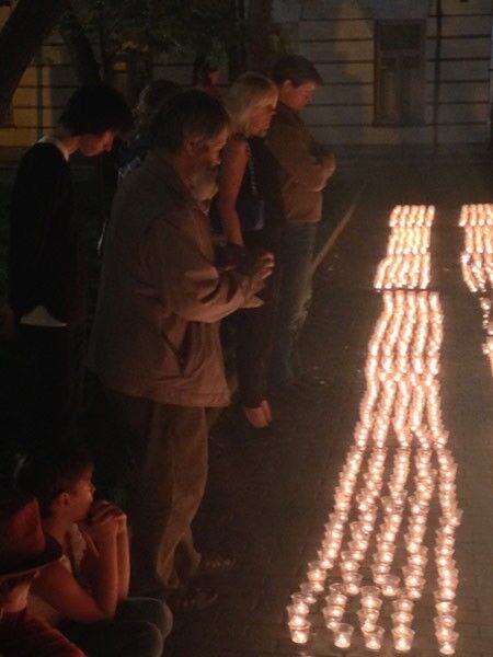 В Москве зажгли тысячи свечей в память о жертвах конфликта в Украине