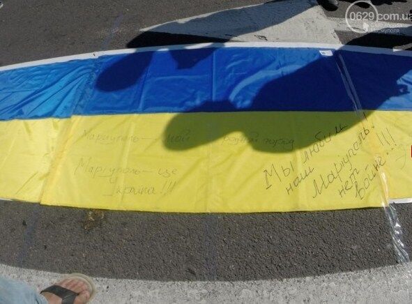 На Майдане выложили "километр флагов для Мариуполя"