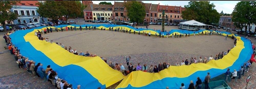 Жители Литвы в поддержку украинцев развернули огромный сине-желтый флаг