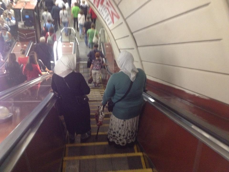 В киевском метро бабушка-мошенница просит милостыню, рассказывая о "погибшем за Украину сыне"