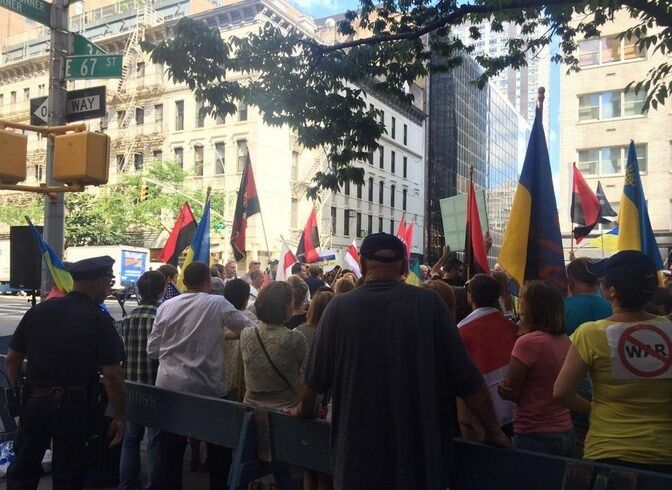 В Нью-Йорке митинговали против вторжения РФ в Украину и пели хит о Путине